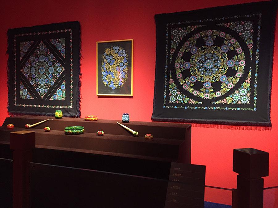 Situated at a geological position that connects the East and West, Ukraine\'s history has left its people a cultural legacy of richness and diversity which inspires artists even today. (Photo provided to China Daily)

The Color of History, an exhibition at the Palace Museum\'s Yongshou Gong (the palace of longevity) through Nov 19, shows a selection of the country\'s cultural relics and its people\'s creativity in decorative and applied arts through the centuries.

The exhibits are from the collection of Museum of Historic Cultural Heritage Platar. Part of them are vintage gold ware.

The modern watercolors, prints and engravings trace artistic evolution in the country from the second half of the 20th century till now.