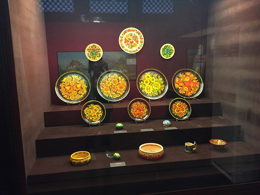 The Color of History, an exhibition at the Palace Museum\'s Yongshou Gong (the palace of longevity) through Nov. 19, shows a selection of the country\'s cultural relics and its people\'s creativity in decorative and applied arts through the centuries. (Photo provided to China Daily)