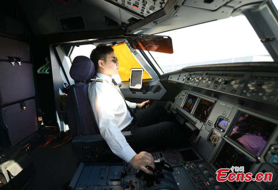Pilot Liu Ke flies a plane on Oct. 16, 2018. The twin brothers, born in 1987, were from a young age both interested in becoming pilots. After graduating high school, they both went on to study at the Civil Aviation Flight University of China. Later, both became pilots for China Southern Airlines. (Photo: China News Service/Zhang Yao)