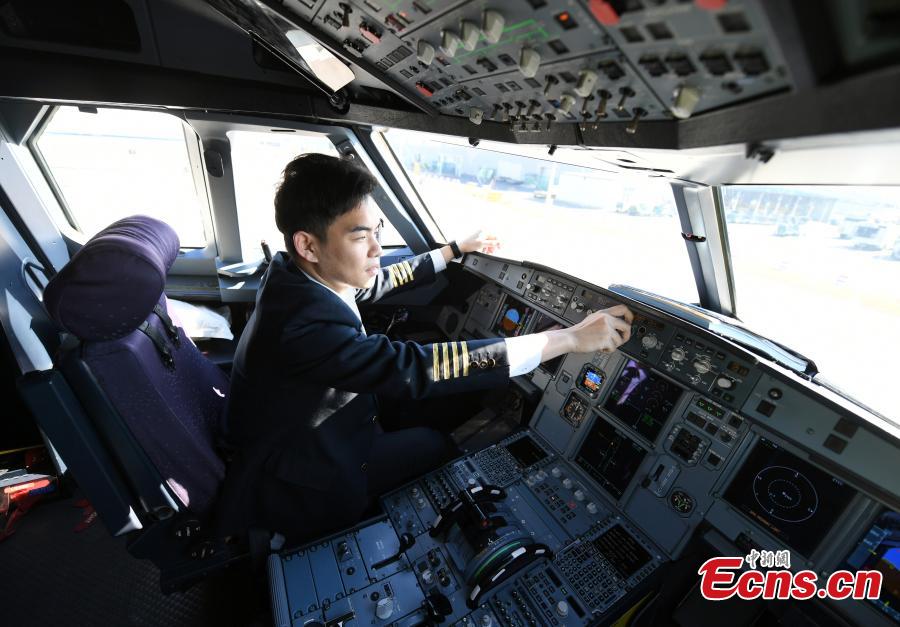 Pilot Liu Xin flies a plane on Oct. 16, 2018. The twin brothers, born in 1987, were from a young age both interested in becoming pilots. After graduating high school, they both went on to study at the Civil Aviation Flight University of China. Later, both became pilots for China Southern Airlines. (Photo: China News Service/Zhang Yao)