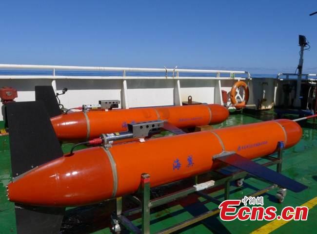A team of 59 Chinese researchers returned Tuesday to Sanya in southern Hainan Province from the Mariana Trench after completing a 54-day, 7,292-nautical-mile deep-sea research mission. Researchers have achieved fruitful results in a mission that includes a deep-sea equipment test and scientific research in disciplines such as geophysics, marine geology, geochemistry and marine biology. During the expedition, two 7,000-meter-class deep-sea gliders operated continuously for 46 days, making it the only abyss-class glider in the world that can work continuously for that period of time.(Photo: China News Service/ Liu Yufei)