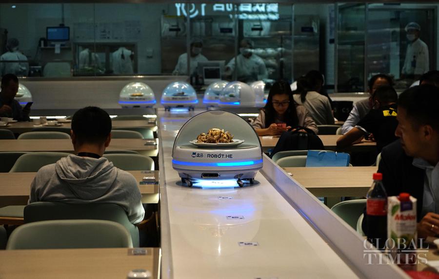 Robots use specialized runways to deliver food. (Photos: Yang Hui/GT)