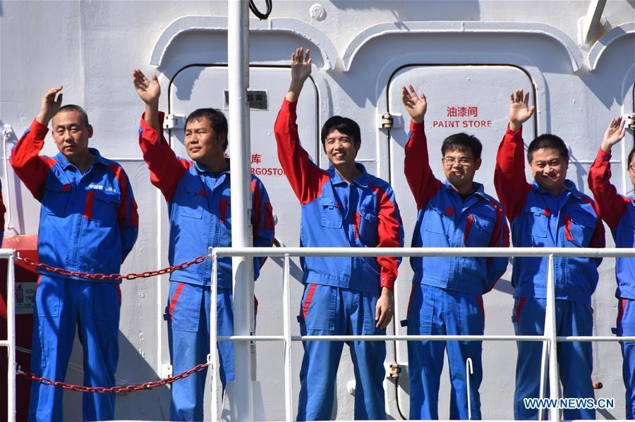 Scientists of the expedition greet the welcoming crowd after returning to the home port in Sanya, south China\'s Hainan Province, Oct. 16, 2018. A team of 59 Chinese researchers returned Tuesday to Sanya from the Mariana Trench after completing a 54-day, 7,292-nautical-mile deep-sea research mission. (Xinhua/Liu Deng)