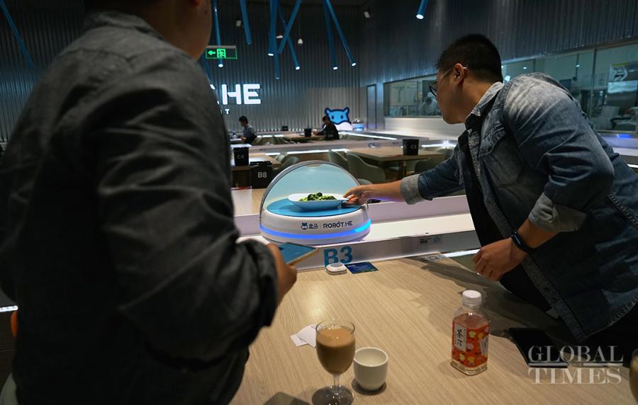 Customers can easily grab their food.  (Photos: Yang Hui/GT)