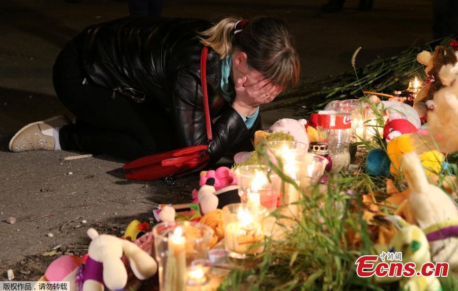 A mourner reacts at a makeshift memorial near the scene of a fatal attack on a college in the port city of Kerch, Crimea, Oct. 17, 2018. At least 19 people have been killed and dozens injured in a mass shooting at the college. (Photo/Agencies)