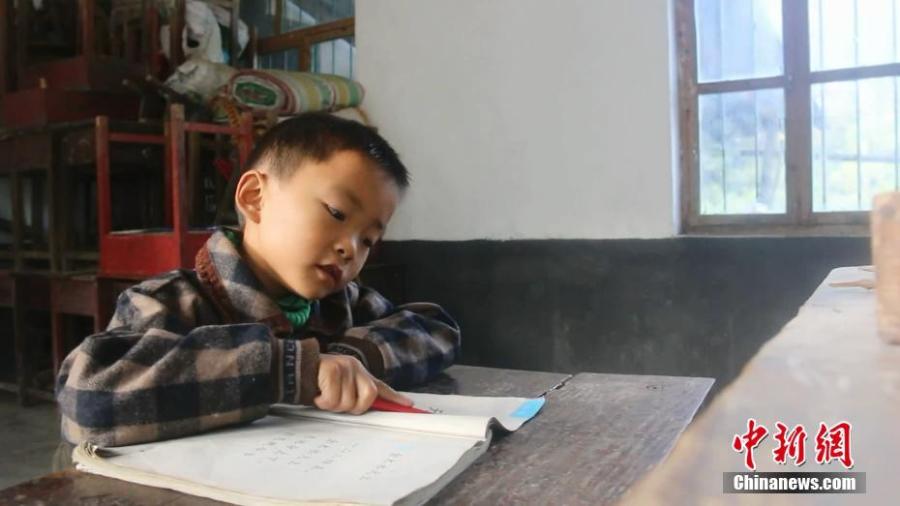Wang Longze studies at an elementary school on a mountain in Xuanhan County, Southwest China’s Sichuan Province in mid-October. Four students left to study at a larger school this autumn semester, leaving only Wang from a poor family to study there. Wang’s father is disabled and suffers from disease, and his mother died not long after he was born. Lai has decided to stay in the school to teach Wang. (Photo: China News Service/Zhong Xin)
