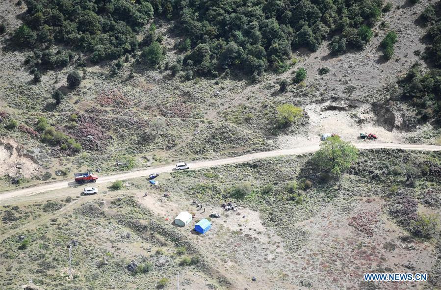 Aerial photo taken on Oct. 18, 2018 shows the Jiala Village threatened by the landslide-caused barrier lake on the Yarlung Tsangpo River in Menling County, southwest China\'s Tibet Autonomous Region. More than 6,000 people have been evacuated after a barrier lake formed following a landslide in the Yarlung Tsangpo River in southwest China\'s Tibet Autonomous Region, local authorities said Thursday. According to the local disaster relief headquarters, the landslide struck during the early hours of Wednesday near a village in Menling County, blocking the river\'s waterway. The amounts of water in the lake has surpassed 300 million cubic meters. No casualties have been reported. Authorities in Tibet have launched an emergency response, monitoring the lake\'s water level, evacuating local residents and sending relief supplies to the disaster-hit areas. (Xinhua/Purbu Zhaxi)