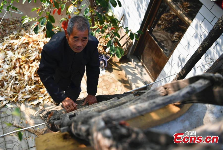 Farmer Jia Zengwen works at his home in Niujia Village, Gaocheng City, North China’s Hebei Province, Oct. 18, 2018. Jia has filled 108 diaries over the years, and they include records of his first time receiving the subsidy, a medical insurance claim, and the pension. The diaries also provide a record of the change that has taken place in his rural home over the past 40 years of reform and opening up. (Photo: China News Service/Zhai Yujia)