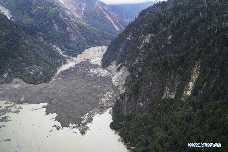 Aerial photo taken on Oct. 18, 2018 shows the Jiala Village threatened by the landslide-caused barrier lake on the Yarlung Tsangpo River in Menling County, southwest China\'s Tibet Autonomous Region. More than 6,000 people have been evacuated after a barrier lake formed following a landslide in the Yarlung Tsangpo River in southwest China\'s Tibet Autonomous Region, local authorities said Thursday. According to the local disaster relief headquarters, the landslide struck during the early hours of Wednesday near a village in Menling County, blocking the river\'s waterway. The amounts of water in the lake has surpassed 300 million cubic meters. No casualties have been reported. Authorities in Tibet have launched an emergency response, monitoring the lake\'s water level, evacuating local residents and sending relief supplies to the disaster-hit areas. (Xinhua/Purbu Zhaxi)