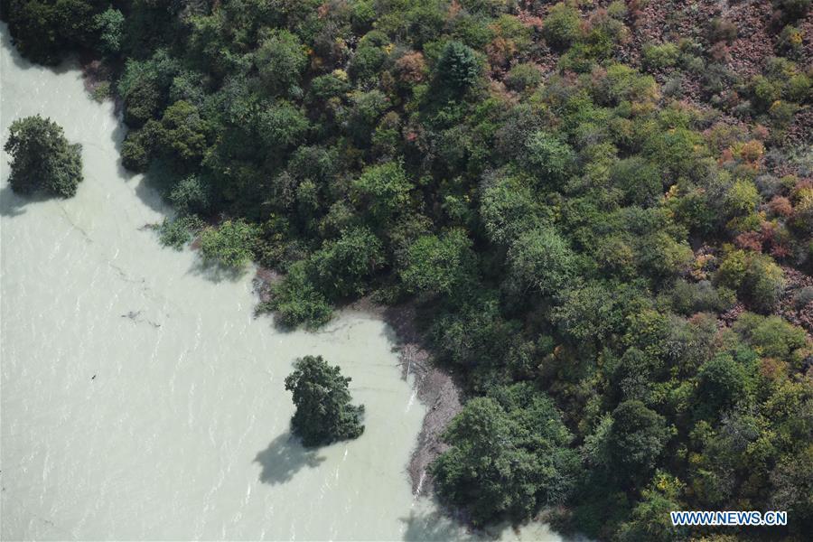 Aerial photo taken on Oct. 18, 2018 shows the barrier lake on the Yarlung Tsangpo River in Menling County, southwest China\'s Tibet Autonomous Region. More than 6,000 people have been evacuated after a barrier lake formed following a landslide in the Yarlung Tsangpo River in southwest China\'s Tibet Autonomous Region, local authorities said Thursday. According to the local disaster relief headquarters, the landslide struck during the early hours of Wednesday near a village in Menling County, blocking the river\'s waterway. The amounts of water in the lake has surpassed 300 million cubic meters. No casualties have been reported. Authorities in Tibet have launched an emergency response, monitoring the lake\'s water level, evacuating local residents and sending relief supplies to the disaster-hit areas. (Xinhua/Purbu Zhaxi)