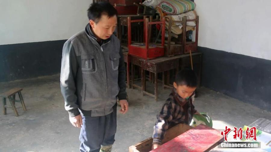 Lai Zhenyuan watches as his only student Wang Longze packs his bag after school in Xuanhan County, Southwest China’s Sichuan Province in mid-October. Four students left to study at a larger school this autumn semester, leaving only Wang from a poor family to study there. Wang’s father is disabled and suffers from disease, and his mother died not long after he was born. Lai has decided to stay in the school to teach Wang. (Photo: China News Service/Zhong Xin)