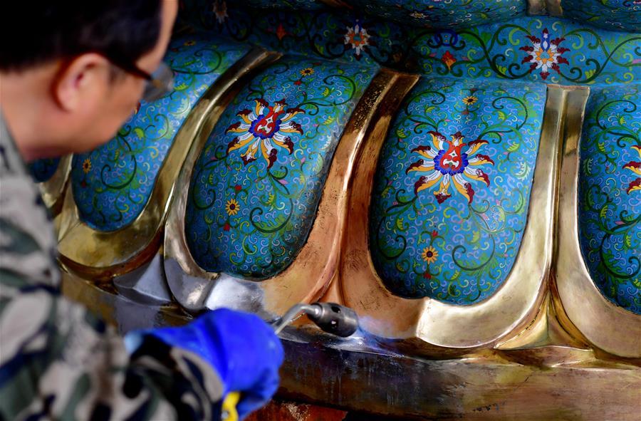 Lin Hui works on an enamelwork in Putian, southeast China\'s Fujian Province, Oct. 18, 2018. Lin Hui is an intangible cultural heritage inheritor of Lin\'s cloisonne, or copper padding thread weaving enamel, a kind of traditional Chinese handicrafts. (Xinhua/Wei Peiquan)