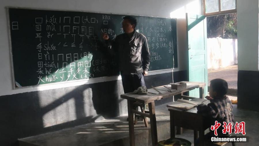 Lai Zhenyuan teaches his only student Wang Longze at an elementary school on a mountain in Xuanhan County, Southwest China’s Sichuan Province in mid-October. Four students left to study at a larger school this autumn semester, leaving only Wang from a poor family to study there. Wang’s father is disabled and suffers from disease, and his mother died not long after he was born. Lai has decided to stay in the school to teach Wang. (Photo: China News Service/Zhong Xin)