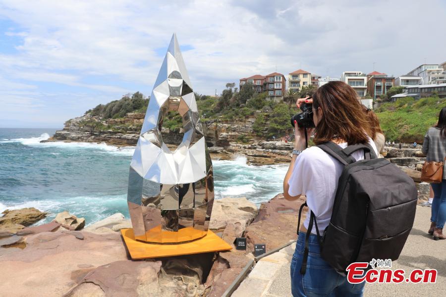 More than 100 sculptures from Australia and abroad transform the Bondi to Tamarama coastal walk into a temporary sculpture park, Oct. 12, 2018. Now in its 22nd year, Sculpture by the Sea is one of Sydney\'s key annual arts events. (Photo: China News Service/Wang Rui)