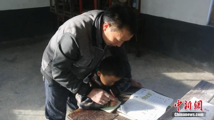 Lai Zhenyuan teaches his only student Wang Longze at an elementary school on a mountain in Xuanhan County, Southwest China’s Sichuan Province in mid-October. Four students left to study at a larger school this autumn semester, leaving only Wang from a poor family to study there. Wang’s father is disabled and suffers from disease, and his mother died not long after he was born. Lai has decided to stay in the school to teach Wang. (Photo: China News Service/Zhong Xin)