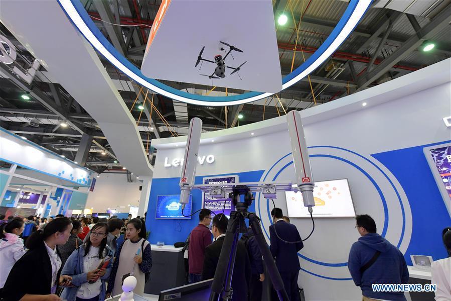 Visitors look at a live broadcast drone with multiple lenses during the 2018 World Conference on VR Industry in Nanchang, east China\'s Jiangxi Province, Oct. 19, 2018. The 2018 World Conference on VR Industry opened here on Friday. The three-day event attracts more than 150 global exhibitors in the virtual reality field. (Xinhua/Peng Zhaozhi)