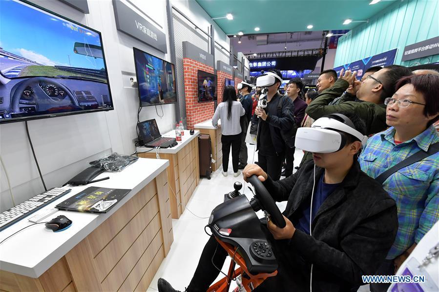 A visitor experiences VR (virtual reality) driving during the 2018 World Conference on VR Industry in Nanchang, east China\'s Jiangxi Province, Oct. 19, 2018. The 2018 World Conference on VR Industry opened here on Friday. The three-day event attracts more than 150 global exhibitors in the virtual reality field. (Xinhua/Peng Zhaozhi)