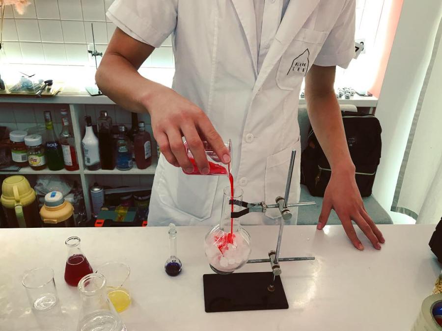A bartender in a white lab coat makes a cocktail. (Photo/CGTN)

Jimmy Wu, a photographer for 10 years in the advertising industry, is one of the store\'s owners and designers. He wanted to create a store that could self-market by creating a perfect and cool spot for taking pictures for social media, and in the meantime, save a lot on advertising fees. So he came up with the idea of Blank Lab because it is like a space with infinite potential.

\