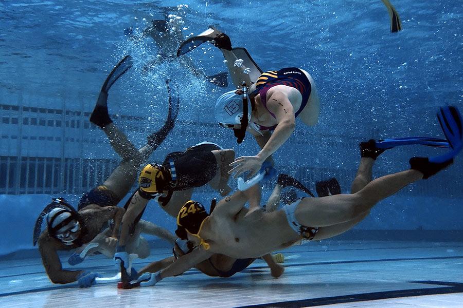 Players compete in an underwater hockey game in Chongqing. (Photo provided to China Daily)
Underwater hockey, a sport most Chinese have never heard of, is becoming popular among swimmers and divers in a dozen big cities, including Beijing, Shanghai and Guangzhou.
Players wear diving masks, snorkels and fins, and carry a short stick in one hand for playing the puck in a swimming pool. Two teams of up to 10 players compete, with six players in each team in play at any one time. In club matches, two of the six must be women.
The sport originated in England in 1954 when a group of divers wanted to keep active in the cold winter months. It is now a worldwide sport, mainly played in the United Kingdom, Australia, Canada, France, the Netherlands, New Zealand, South Africa and the United States.
In China, the sport was originally played by foreign expats and young Chinese who had returned from overseas. Later, more Chinese swimmers started to join in.
There are now two underwater hockey clubs in Chongqing, a metropolis in southwestern China, with the first one formed last year and the second one this year.