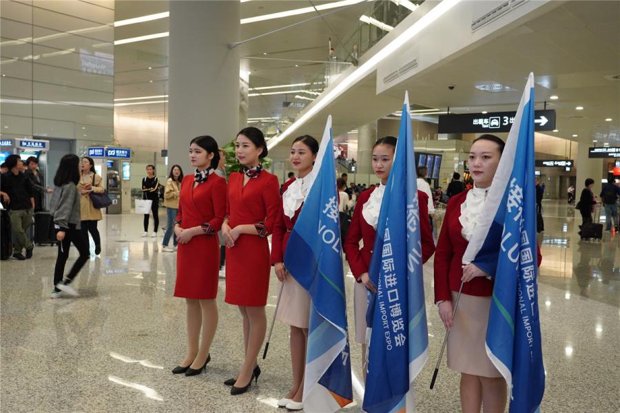 Airport employees and volunteers take a group picture at the service center.  (Photo/chinadaily.com.cn)