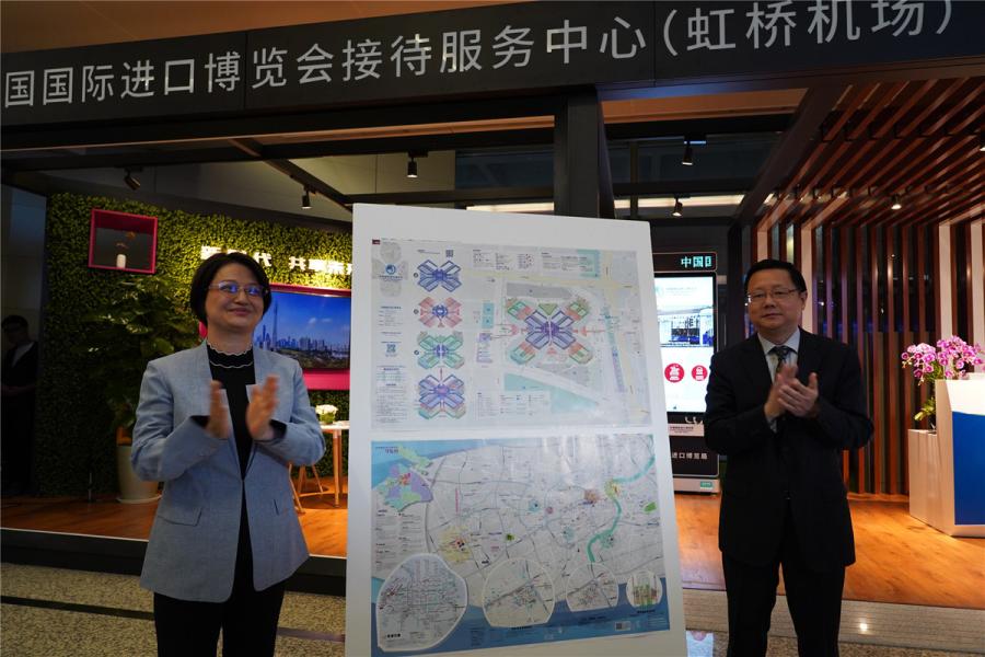 Officials unveil the first reception and service center for the China International Import Expo at Terminal 2 of Shanghai Hongqiao International Airport on Oct. 22. (Photo/chinadaily.com.cn)

The map, published on Oct 22 to help participants navigate the event venue, features a three-dimensional display of the exhibits and amenities.

Visitors can download an app by scanning a QR code on the map. According to Zhong, this app contains everything that visitors need to know about the CIIE, including news updates, navigational tools and translation service.