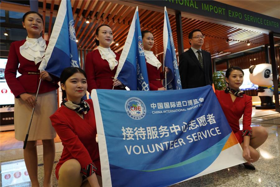 Airport employees and volunteers take a group picture at the service center.  (Photo/chinadaily.com.cn)