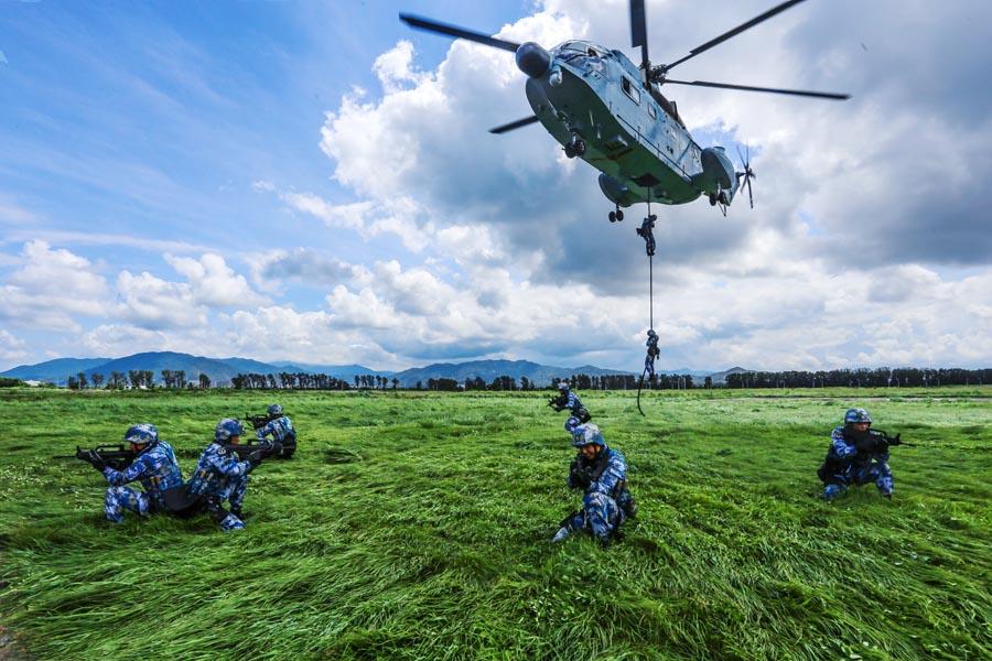 The Marine Corps special combat team are assigned the mission of providing helicopter support. (PHOTO/CHINA DAILY)

The military action blockbuster Operation Red Sea, with its real life-based storyline and live action scenes, showcases the Chinese navy\'s operation in Yemen in 2015.

The \