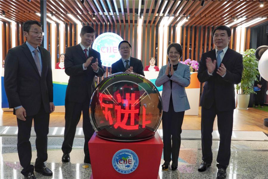 Officials unveil the first reception and service center for the China International Import Expo at Terminal 2 of Shanghai Hongqiao International Airport on Oct. 22. (Photo/chinadaily.com.cn)

The first reception and service center for the upcoming China International Import Expo (CIIE) was launched at Terminal 2 of Shanghai Hongqiao International Airport on Oct. 22.

Another six similar centers will be set up at the two airports of Shanghai ? Hongqiao and Pudong, allowing travelers headed to the CIIE to receive information about the expo to be held at the National Exhibition and Convention Center (Shanghai) from Nov. 5 to 10.