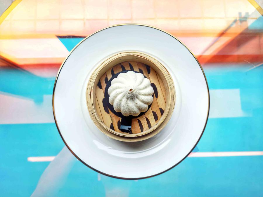 Mousse cake in the shape of steamed bun (Photo/CGTN)

But if the food isn\'t enough, the waiters/waitresses are all dressed in white lab coats. Different kinds of experimental equipment are scattered throughout the store and there is even a big board with complicated chemical equations scribbled on it to simulate the real environment of a lab.