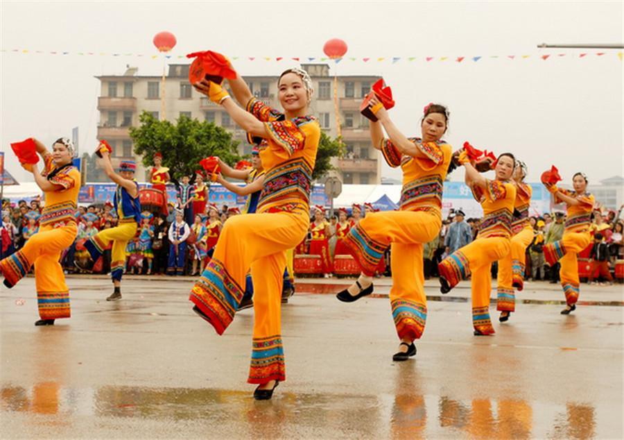 Frost\'s Descent Festival

People in areas such as Daxin county in Guangxi Zhuang autonomous region celebrate the first day of Frost\'s Descent. In the Frost\'s Descent Festival, the Zhuang people offer sacrifices, dance and sing folk songs. With a history of more than 360 years, the festival is to commemorate Cen Yuyin, a heroine in battles against foreign aggression.