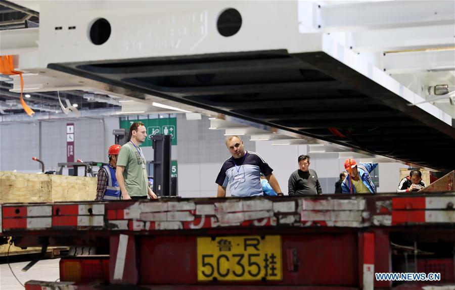 Workers lift the components of Taurus milling machine in Shanghai, east China, Oct. 22, 2018. Preliminary assembly of the milling machine, which will be the largest exhibit to be on show at China\'s upcoming import expo, was finished here on Monday. The exhibit is expected to cover 200 square meters of exhibiting space during the expo, which is scheduled to be held in Shanghai on Nov. 5-10. (Xinhua/Fang Zhe)