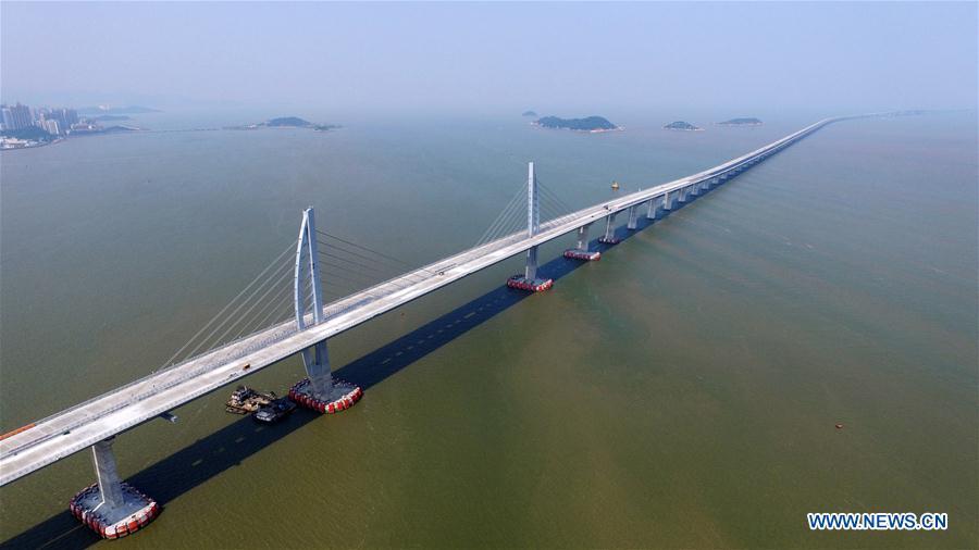 Aerial photo taken on Sept。 27, 2016 shows the Hong Kong-Zhuhai-Macao Bridge under construction in the Lingdingyang waters, South China. （Photo/Xinhua）