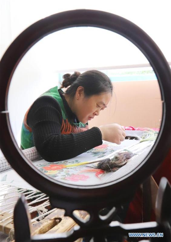 A local artist makes embroidery works with hair in Dongtai, east China\'s Jiangsu Province, Oct. 22, 2018. (Xinhua/Xiang Zhonglin)