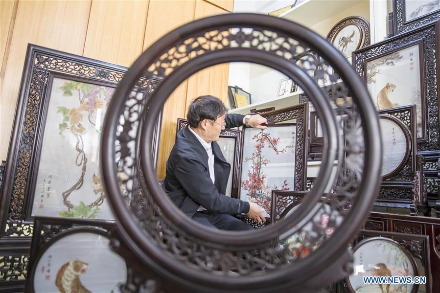 A local artist frames embroidery works made with hair in Dongtai, east China\'s Jiangsu Province, Oct. 22, 2018. (Xinhua/Xiang Zhonglin)
