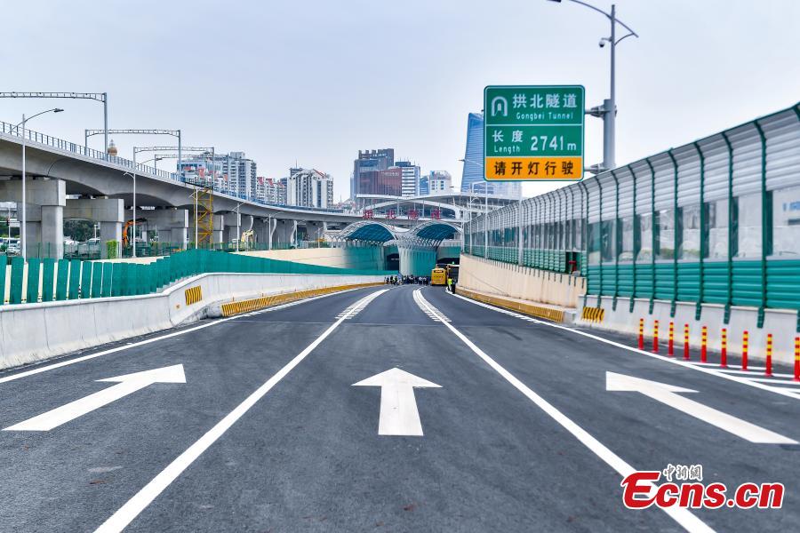 The road leading to the 2,741-meter Gongbei Tunnel, a two-way tunnel with six lanes in total and the only passage connecting the main body of the bridge with Zhuhai. (Photo: China News Service/Chen Jimin)