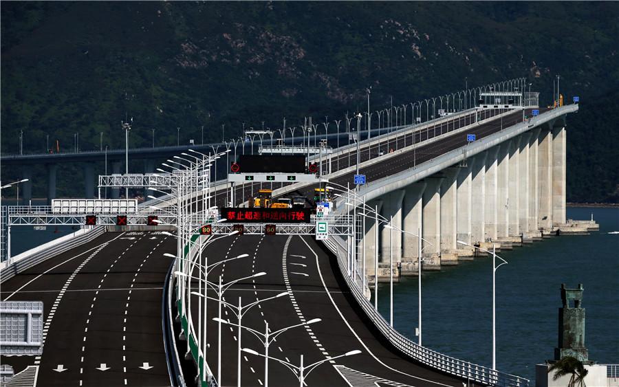 The Hong Kong-Zhuhai-Macao Bridge has a designed life span of 120 years. (Photo by EDMOND TANG/CHINA DAILY)

7. Why build the bridge?

The most important benefit is that the bridge will provide the east and west of the Pearl River Estuary with direct road connections, which can enormously facilitate the development of industries that rely on fast transportation, such as logistics, food and convention and exhibition.