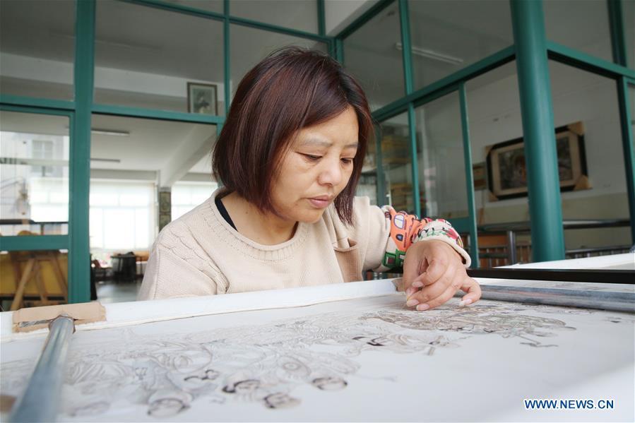 A local artist makes embroidery works with hair in Dongtai, east China\'s Jiangsu Province, Oct. 22, 2018. (Xinhua/Xiang Zhonglin)