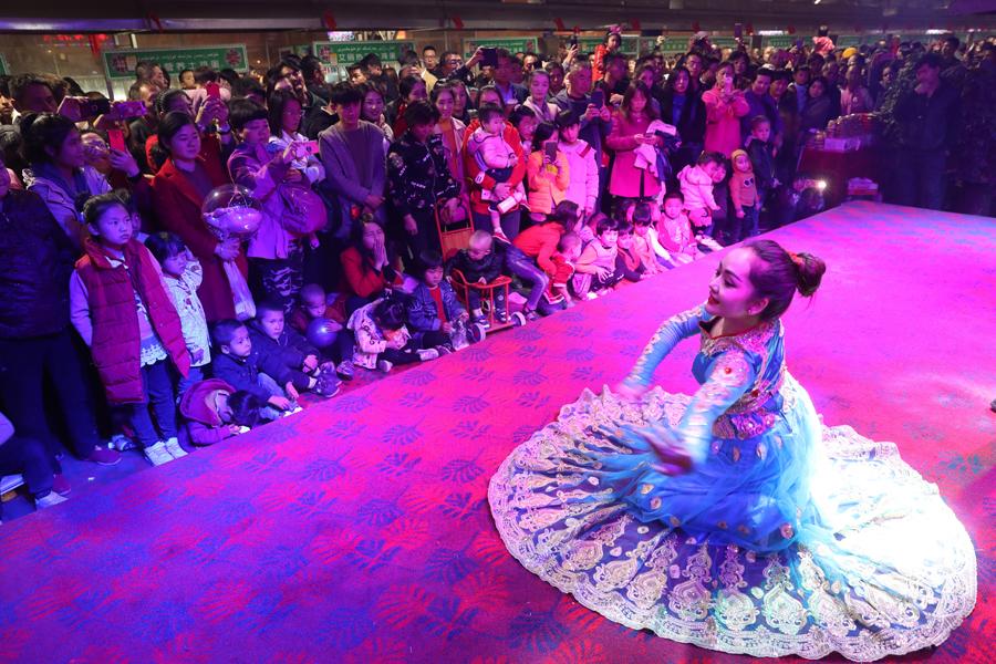 People enjoy the dance performance at the night food market in Hotan city in Northwest China\'s Xinjiang Uygur autonomous region, Oct. 22, 2018. 

There is so much more than mouth-watering traditional Uygur food at the night food market in Hotan city in Northwest China\'s Xinjiang Uygur autonomous region, which is always packed with people every night. The hospitable Uygurs will invite visitors to join their dances and enjoy their culture. (Photo/chinadaily.com.cn)