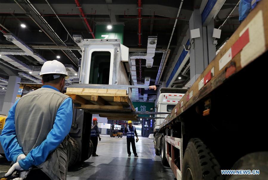 Workers lift the components of Taurus milling machine in Shanghai, east China, Oct. 22, 2018. Preliminary assembly of the milling machine, which will be the largest exhibit to be on show at China\'s upcoming import expo, was finished here on Monday. The exhibit is expected to cover 200 square meters of exhibiting space during the expo, which is scheduled to be held in Shanghai on Nov. 5-10. (Xinhua/Fang Zhe)