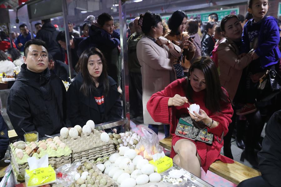The night food market in Hotan city in Northwest China\'s Xinjiang Uygur autonomous region, Oct. 22, 2018.  (Photo/chinadaily.com.cn)