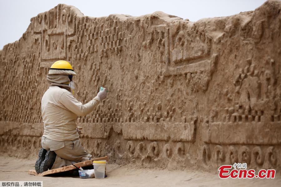 An archaeologist cleans a mural of the Mochica culture at Chan Chan archeological complex in Trujillo, Peru, Oct. 22, 2018. Archeologists in Peru have found 20 800-year-old wooden statues in the largest pre-Columbian site in the Americas, Culture Minister, Patricia Balbuena and researchers revealed on Monday. (Photo/Agencies)