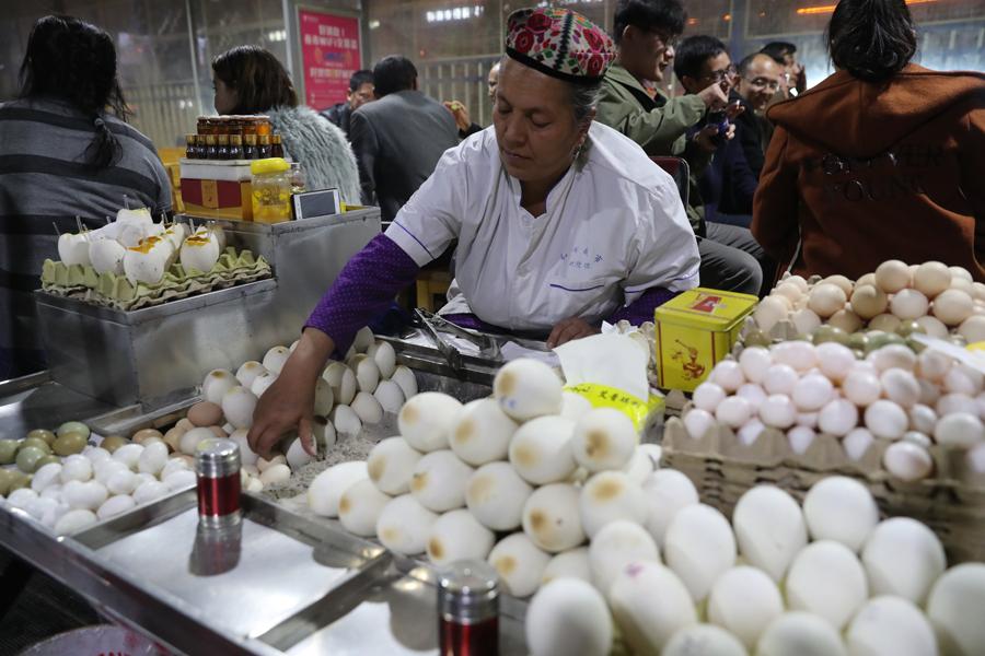 The night food market in Hotan city in Northwest China\'s Xinjiang Uygur autonomous region, Oct. 22, 2018. (Photo/chinadaily.com.cn)