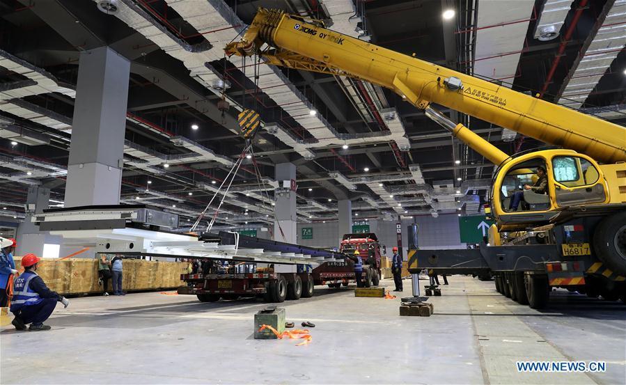Workers lift the components of Taurus milling machine in Shanghai, east China, Oct. 22, 2018. Preliminary assembly of the milling machine, which will be the largest exhibit to be on show at China\'s upcoming import expo, was finished here on Monday. The exhibit is expected to cover 200 square meters of exhibiting space during the expo, which is scheduled to be held in Shanghai on Nov. 5-10. (Xinhua/Fang Zhe)