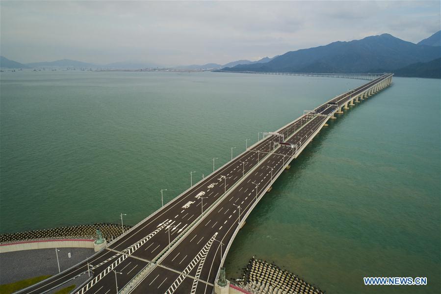 2. On which side of road the vehicles will run

The HZMB has a dual 3-lane carriageway; the speed limit is 100 km/h on the main bridge. (Photo/Xinhua)

As the bridge is mostly located in mainland waters, vehicles will keep to the right of the road. Cars can change to the left after having passed the boundary checkpoints in Hong Kong and Macao.