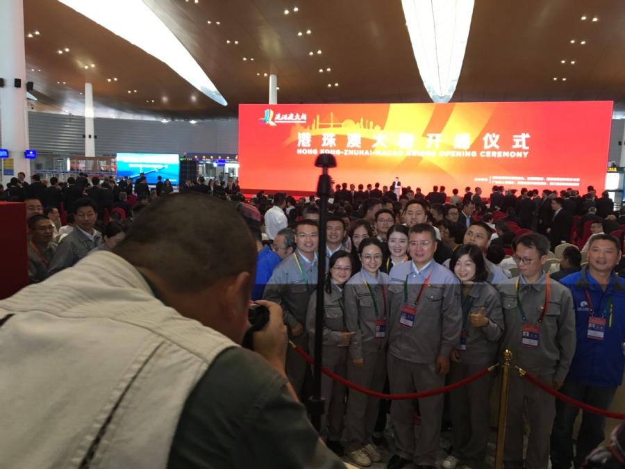 A group of attendees of the Hong Kong-Zhuhai-Macao Opening Ceremony take a photo before the event begins on Tuesday morning. （Photo by He Shusi/China Daily）