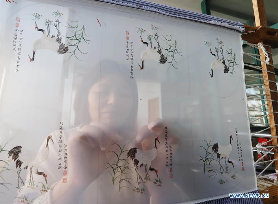 A local artist makes embroidery works with hair in Dongtai, east China\'s Jiangsu Province, Oct. 22, 2018. (Xinhua/Xiang Zhonglin)