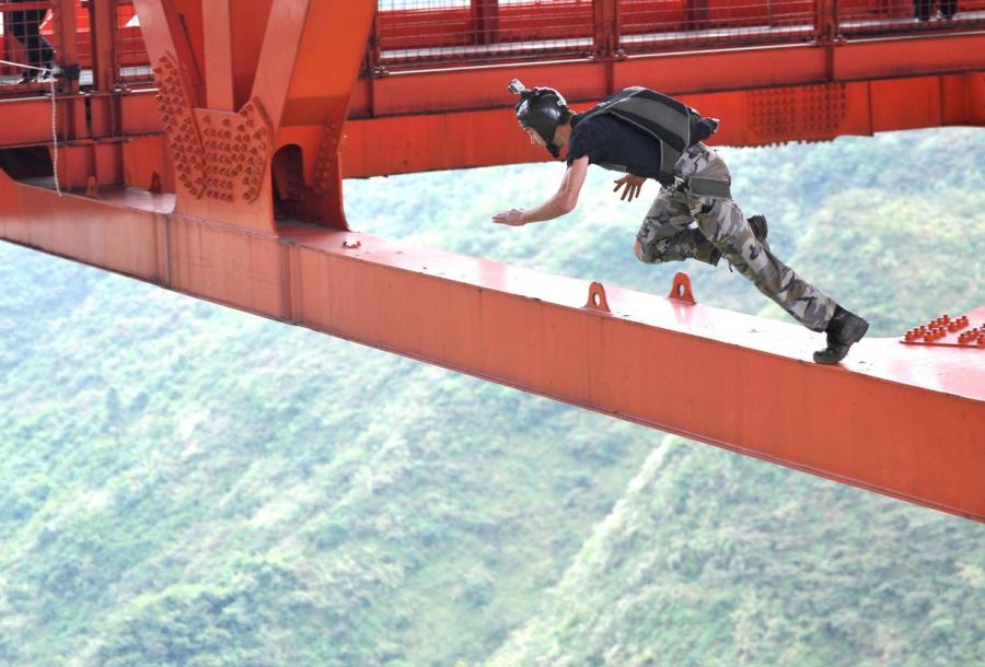 An athlete jumps from the Balinghe Bridge. (Photo provided to chinadaily.com.cn)