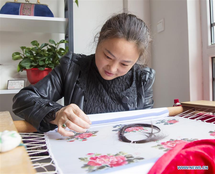A local artist makes embroidery works with hair in Dongtai, east China\'s Jiangsu Province, Oct. 22, 2018. (Xinhua/Xiang Zhonglin)