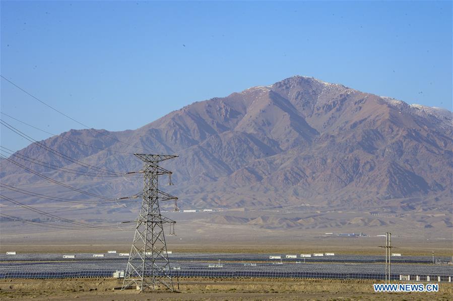 Photo taken on Sept. 20, 2018 shows a PV power plant in Hami, northwest China\'s Xinjiang Uygur Autonomous Region. Xinjiang has seen a surge in the electricity generation from clean energy. According to State Grid Xinjiang Electric Power Co., Ltd., wind and solar power generated 27.81 billion and 9.07 billion kilowatt hours (kwh) of electricity, respectively, in the first nine months of 2018 in the region. With abundant wind and solar resources, Xinjiang is a pioneer in using new energy in China, with installed new-energy capacity having exceeded 27 million kilowatts so far. (Xinhua/Zhao Ge)