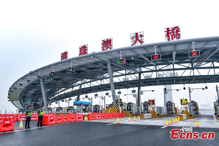 A toll gate for the Hong Kong-Zhuhai-Macao Bridge. (Photo: China News Service/Chen Jimin)